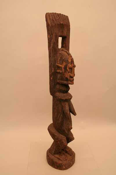 Dogon.(statue), d`afrique : Mali, statuette Dogon.(statue), masque ancien africain Dogon.(statue), art du Mali - Art Africain, collection privées Belgique. Statue africaine de la tribu des Dogon.(statue), provenant du Mali, 1080/4084.Statue de style Tellem,les bras levés représentant une femme debout ,les jambes légèrement pliées.La tête porte une crête au milieu,le nez est en forme de flèche, le menton horizontal avec une barbe.
bois à patine brune,qui doit avoir reçu des libations.début du20eme sc.H.68cm.(Siberi). art,culture,masque,statue,statuette,pot,ivoire,exposition,expo,masque original,masques,statues,statuettes,pots,expositions,expo,masques originaux,collectionneur d`art,art africain,culture africaine,masque africain,statue africaine,statuette africaine,pot africain,ivoire africain,exposition africain,expo africain,masque origina africainl,masques africains,statues africaines,statuettes africaines,pots africains,expositions africaines,expo africaines,masques originaux  africains,collectionneur d`art africain